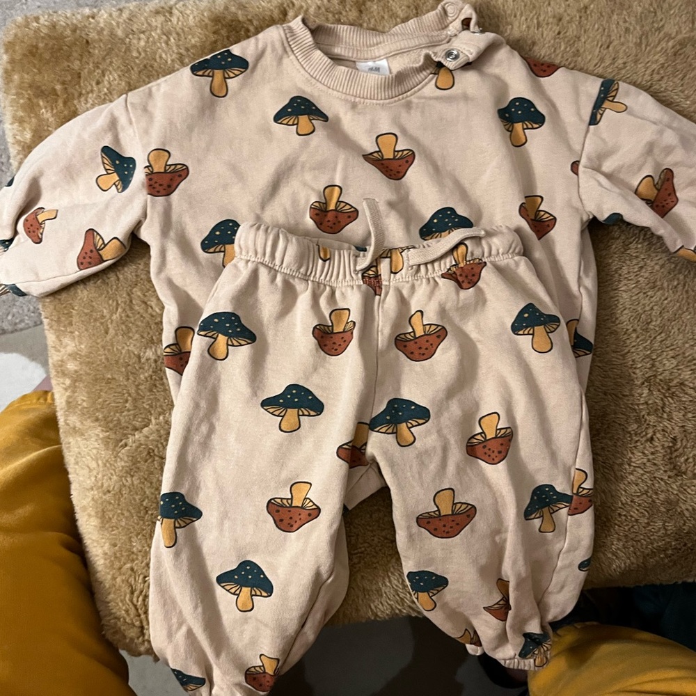 Mushroom sweatsuit 9mo